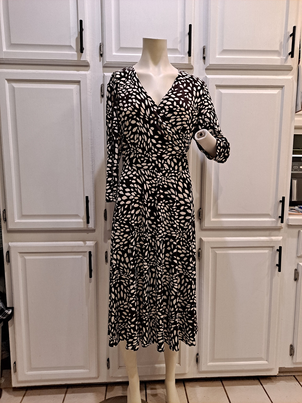 Chico's Dark Brown White Leaf-Print Vneck Mock Wrap Midi Dress A-line